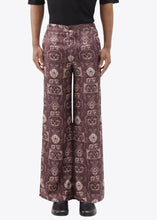 Load image into Gallery viewer, BERRY/CREAM TOILE PRINT SILK TROUSERS.