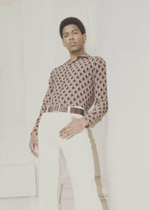 CAMEL/CHOCOLATE GEOMETRIC PRINT SILK SHIRT.