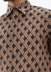 CAMEL/CHOCOLATE GEOMETRIC PRINT SILK SHIRT.