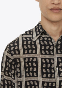 BLACK/IVORY PAISLEY PRINT SILK SHIRT.